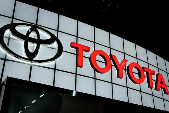 Чистая прибыль Toyota Motor за год упала на 21%