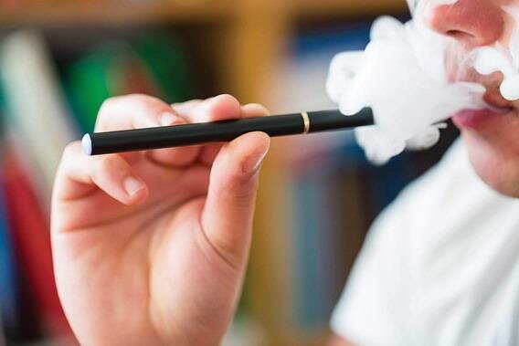Ученые рассказали о вреде электронных сигарет