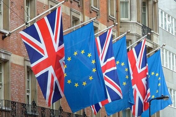 Сторонники и противники выхода Британии из ЕС разделились поровну
