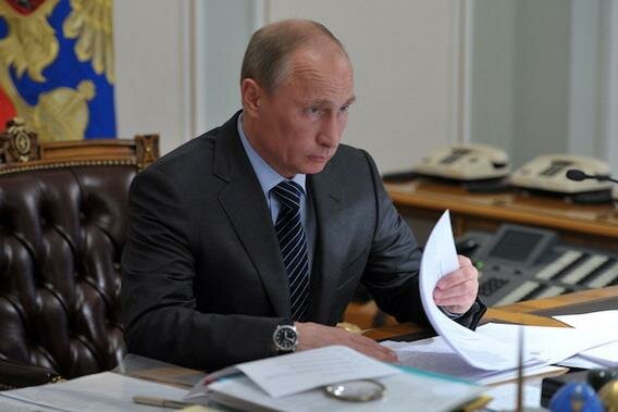 Путин подписал закон о дебоширах на транспорте