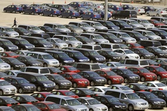 Продажи легковых машин в РФ выросли на 15% в июне