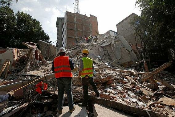 Число жертв землетрясений в Мексике достигло 305 человек